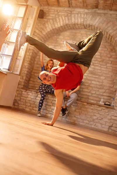 Bailarina de freno moderna haciendo figura de bailarina de freno — Foto de Stock