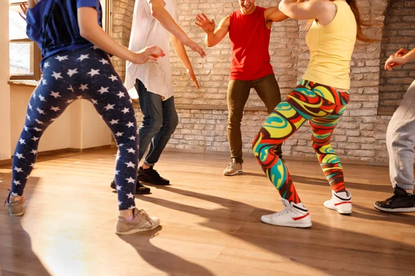 Concetto di gambe di ballerino in studio di ballo — Foto Stock