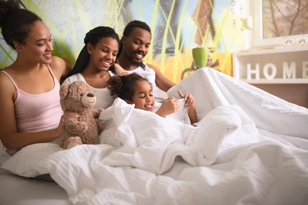 Afroamerikanische Familie Sonntag Zusammen Bett — Stockfoto