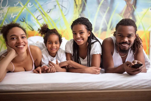 Gelukkige Familie Ontspanning Bed — Stockfoto