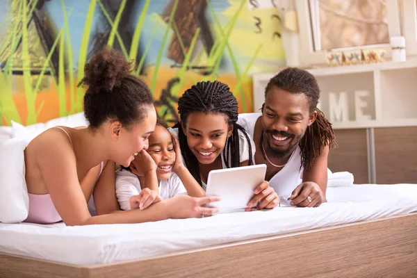 Vrolijke Familie Samen Slaapkamer — Stockfoto