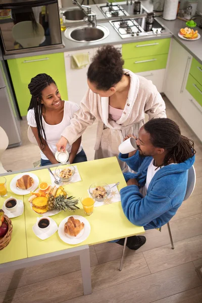 Young Afro Amerika Keluarga Memiliki Sarapan Pagi Hari Pandangan Atas — Stok Foto