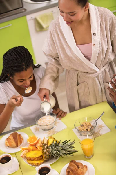 Meisje Met Moeder Ontbijten Ochtend — Stockfoto