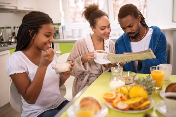 Afro American Perhe Aamulla Ottaa Kahvia Aamiaista — kuvapankkivalokuva