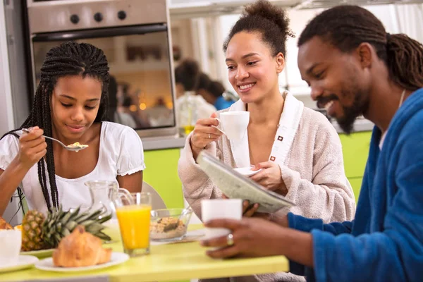 Афро Американская Девушка Патентами Завтракает Утрам — стоковое фото