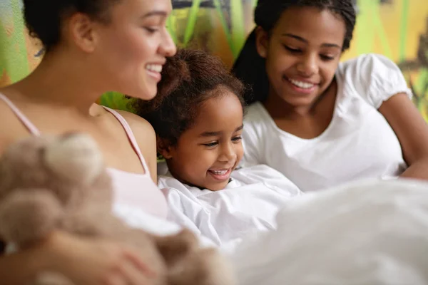 Kleines Afroamerikanisches Mädchen Mit Schwestern Bett — Stockfoto