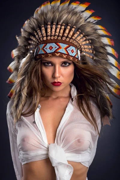 Kız Kızılderili Headdress Giyiyor — Stok fotoğraf