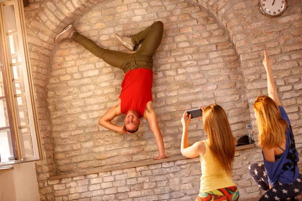 Extraordinary Break Dancer Doing One Handed Handstand — Stock Photo, Image