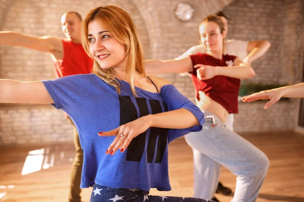 Tänzerin Tanzt Mit Gruppe Studio — Stockfoto