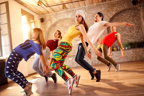 Gruppe Von Tänzern Tanzt Zusammen Tanzstudio — Stockfoto