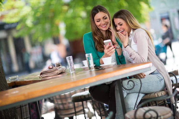 Młode Dziewczyny Siedząc Kawiarni Czytanie Wiadomości Plotek Telefon — Zdjęcie stockowe