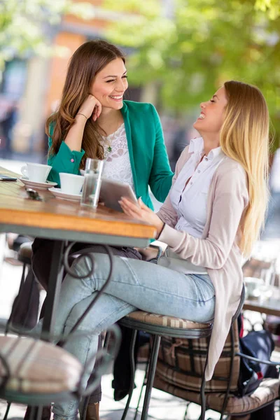 Улыбающиеся Девушки Сидящие Кафе Наслаждающиеся Разговорами — стоковое фото