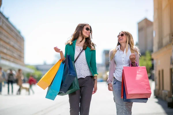 Belle Ragazze Con Borse Della Spesa Piedi Centro Commerciale — Foto Stock