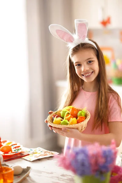 Vrolijke Vrouwelijke Kind Houd Mand Met Kleurrijke Paaseieren — Stockfoto