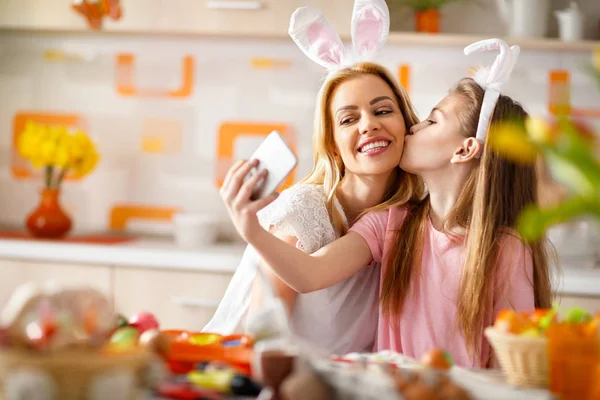 Dochter Kus Haar Moeder Selfie Keuken Voor Pasen — Stockfoto