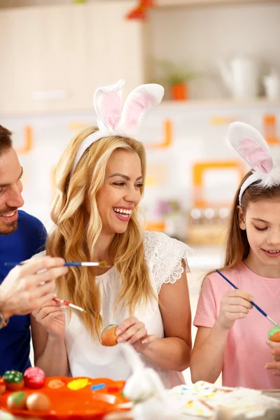 Gelukkig Moeder Met Dochter Echtgenoot Paaseieren Schilderen — Stockfoto