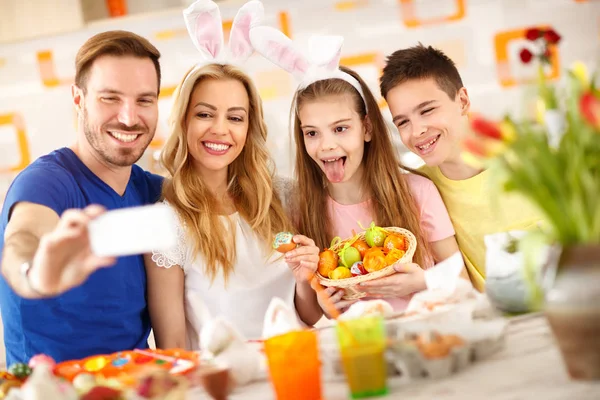 Familie Maken Pasen Selfie Samen Terwijl Kleurplaten Van Eieren — Stockfoto