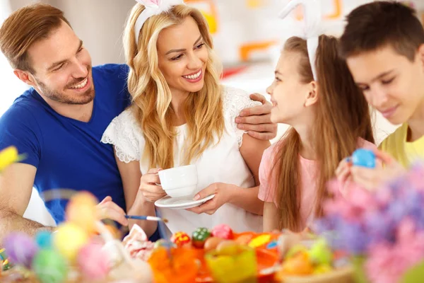 Mãe Bebe Café Enquanto Crianças Colorir Ovos Páscoa Família — Fotografia de Stock