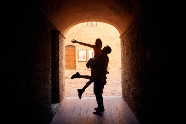 Çift Avrupa 'da tatilde eğleniyor. Gezgin çift.