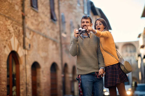 İtalya 'yı turist olarak ziyaret eden genç aşıklar — Stok fotoğraf