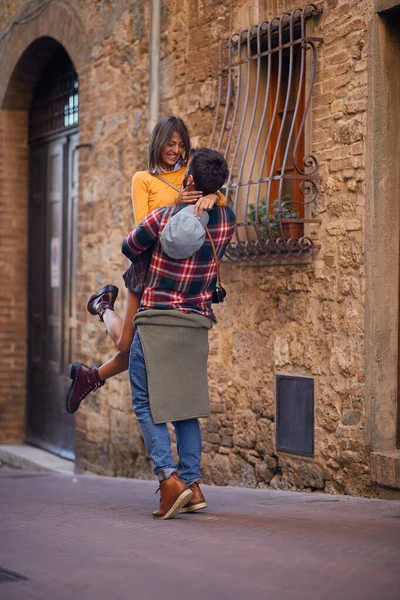 Vacaciones de verano.hombre y mujer viajan juntos de vacaciones. Amor. — Foto de Stock