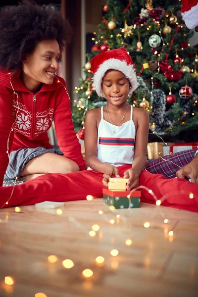 Dziewczyna otwiera prezent na Boże Narodzenie rano i zabawy — Zdjęcie stockowe