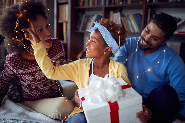 Familjen lycklig tillsammans på julafton. Folk firar jul. — Stockfoto