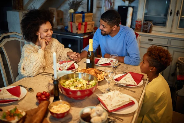 Αφρικανική οικογένεια έχουν δείπνο στο σπίτι. Γιορτή διακοπές με δώρο — Φωτογραφία Αρχείου