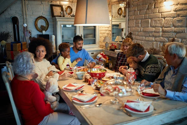 Família feliz e amigos jantando em casa celebrando o Natal ev — Fotografia de Stock