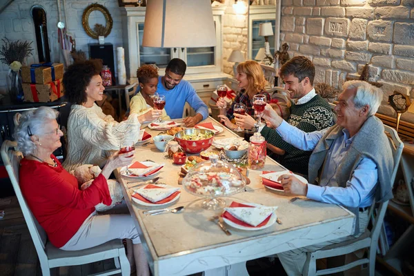Οι άνθρωποι που έχουν χριστουγεννιάτικο δείπνο στο σπίτι με χαρούμενους φίλους — Φωτογραφία Αρχείου
