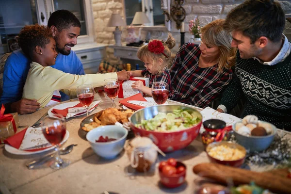 Família estão jantando em casa celebrar o Natal e exchang — Fotografia de Stock