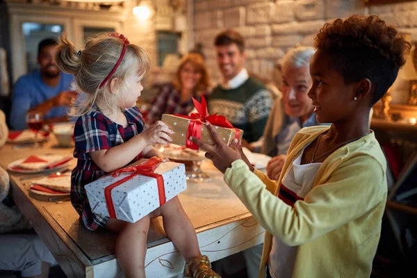 Meninas alegres celebração férias e dando presente de Natal — Fotografia de Stock