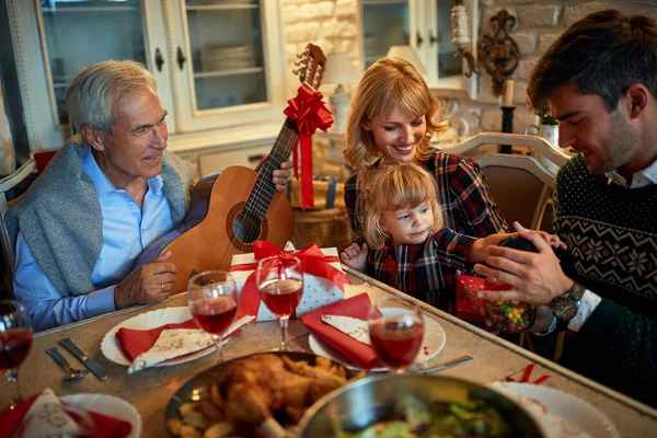 Família com a música comemorar o Natal ao jantar — Fotografia de Stock