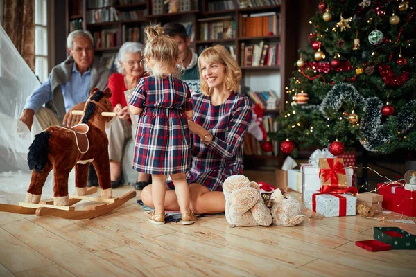 Generación de personas jugando juntos con la niña en Navidad — Foto de Stock
