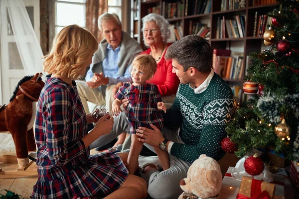 Alegre familia celebrar un día de fiesta de Navidad y jugar con linda chica — Foto de Stock