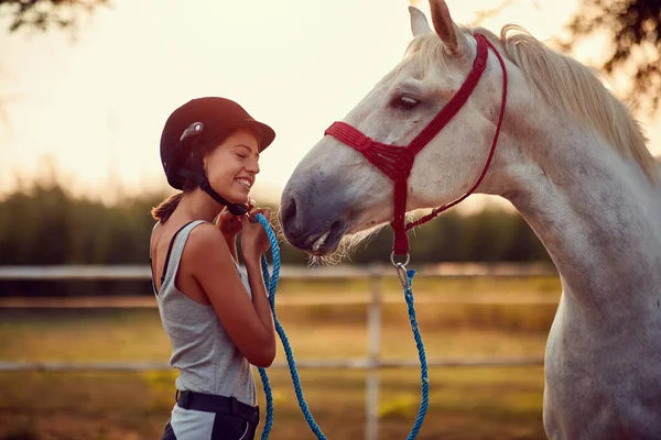 Rapariga com cavalo. mulher com seu cavalo no rancho — Fotografia de Stock