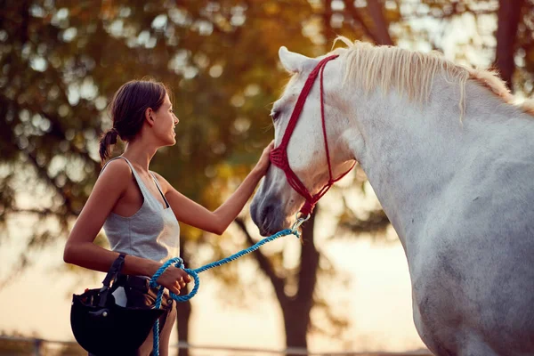 Усміхнена дівчина вершник і її красивий кінь в літній день на фермі . — стокове фото