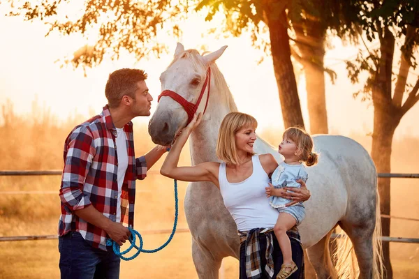 Familia en la granja con hermoso caballo — Foto de Stock