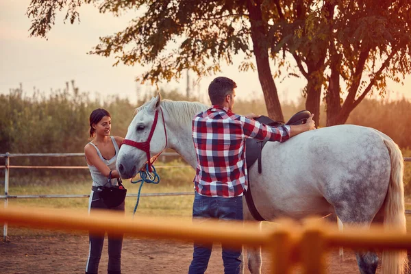 아름다운 말을 타고 농장에 있는 부부 — 스톡 사진