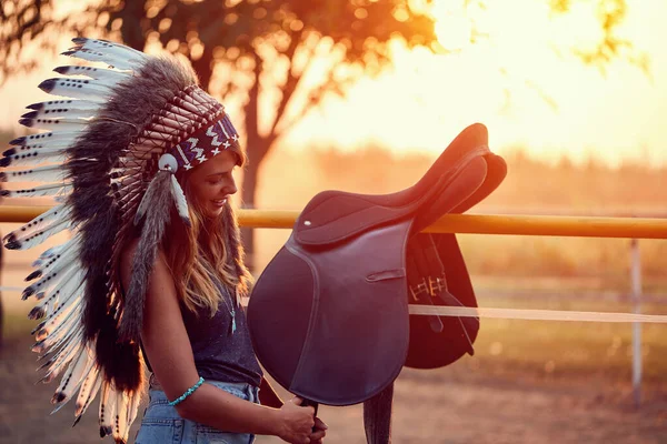 Американська індійська дівчинка і кінь на заході сонця. — стокове фото