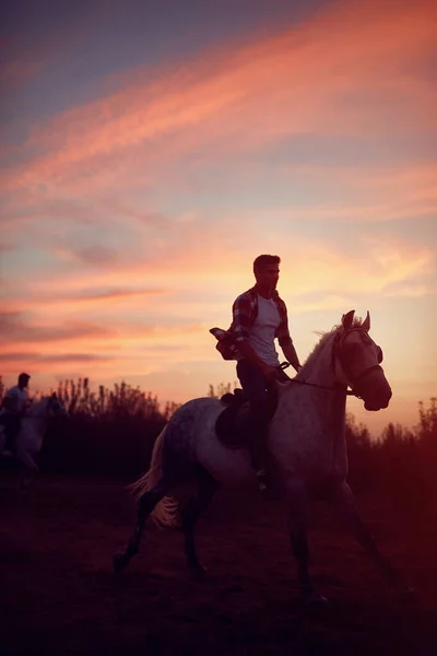 夕日に馬に乗って男。 -自由と幸福 — ストック写真
