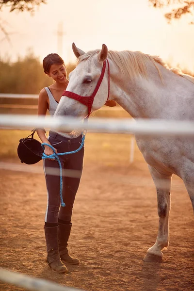 Jong meisje voorbereiding naar rijden een paard. — Stockfoto