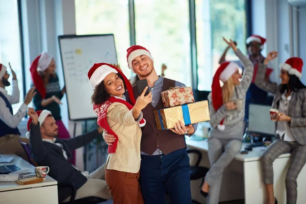 Усміхнений чоловік і жінка приймають селфі фотознімок святкування на Різдво — стокове фото