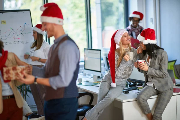 Podnikatelé v Santa klobouku na vánoční obchodní party. — Stock fotografie