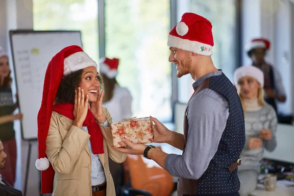 Gli amici d'affari festeggiano il Natale sul posto di lavoro. Chr. — Foto Stock