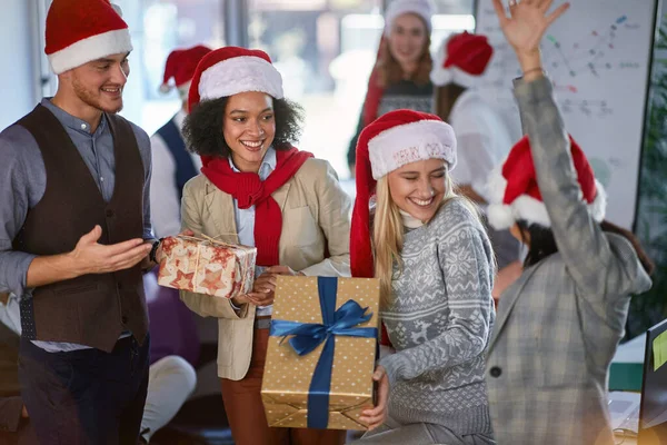 Festa di Natale in ufficio. persone in cappello di Babbo Natale che celebrano Chris — Foto Stock