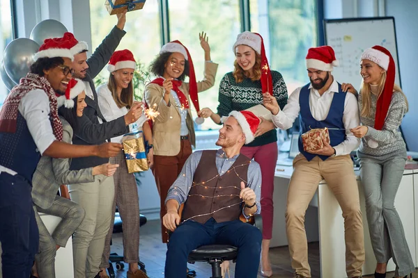 Business people celebrating winter holidays together at work. — ストック写真