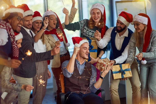 Arbeiter haben Weihnachtsfeier bei der Arbeit. — Stockfoto