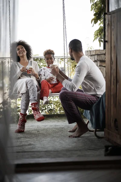 Famiglia afroamericana godere la mattina di Natale insieme — Foto Stock