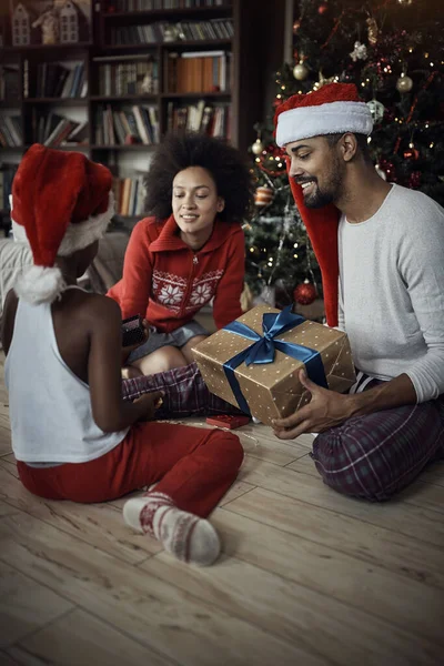 African American family opening presents on Christmas morning — Stock Photo, Image